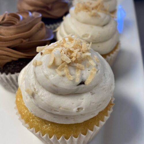Banana_Cream_cupcake,_vanilla_cake,_filled_with_bavarian_cream,_topped_with_banana_buttercream Banana_Cream_cupcake,_vanilla_cake,_filled_with_bavarian_cream,_topped_with_banana_buttercream