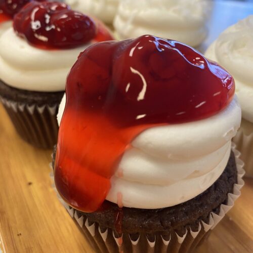 Boston_Cherry_cupcake,_chocolate_cake,_bavarian_filling,_white_icing,_cherries_topped Boston_Cherry_cupcake,_chocolate_cake,_bavarian_filling,_white_icing,_cherries_topped
