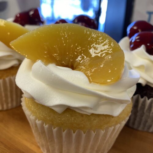 Boston_Peach_cupcake,_vanilla_cake,_bavarian_filling,_vanilla_buttercream,_peach_topped Boston_Peach_cupcake,_vanilla_cake,_bavarian_filling,_vanilla_buttercream,_peach_topped